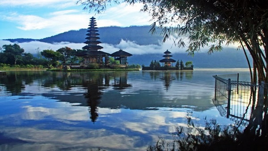 Une plage à Bali : un camaïeu de bleu (Crédit photo Pg.Bighd) Une plage à Bali : un camaïeu de bleu (Crédit photo Pg.Bighd)