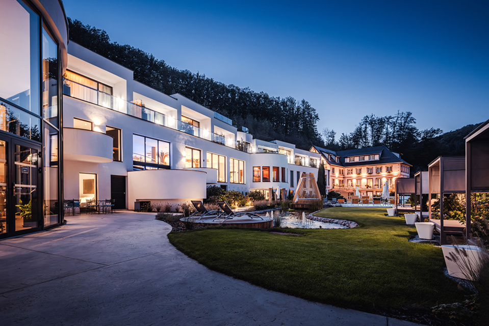 Après un investissement ambitieux de 13 millions d’Euros, le capitaine Désiré inaugure son nouvel hôtel fort de 35 chambres et suites, rebaptisé le 6717 @ NIS & FOR. Après un investissement ambitieux de 13 millions d’Euros, le capitaine Désiré inaugure son nouvel hôtel fort de 35 chambres et suites, rebaptisé le 6717 @ NIS & FOR.