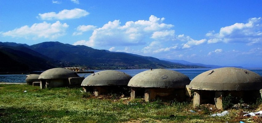 700 000 bunkers furent construits partout en Albanie du temps du Timonier Enver Oxhda. © DR