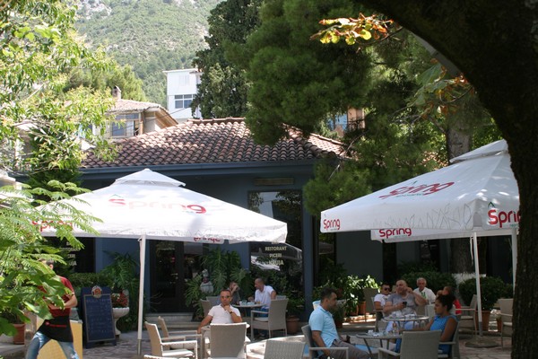 A Tirana, comme partout en ALBANIE, il y a des Cafés Bars partout, même proches des mosquées, une tolérance réciproque. © Richard Bayon.