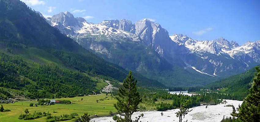 Le décor des magnifiques Alpes albanaises, le pays des aigles,( 2000m). Un circuit idéal pour les amoureux du trek ou de sports de glisse. © DR