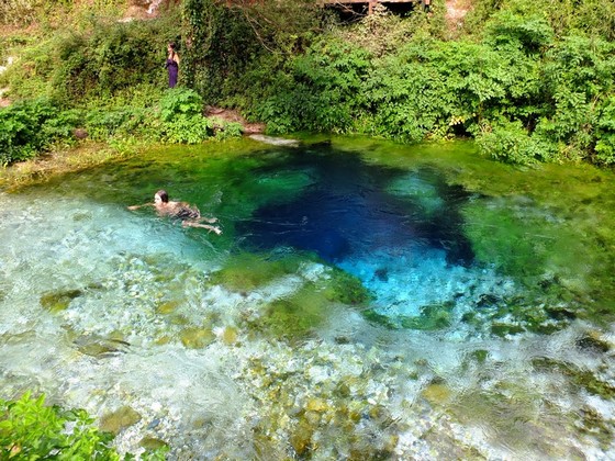 L'Oeil Bleu, une cascade à l'envers, phénomène très rare. Un endroit albanais très prisé des touristes.© DR L'Oeil Bleu, une cascade à l'envers, phénomène très rare. Un endroit albanais très prisé des touristes.© DR