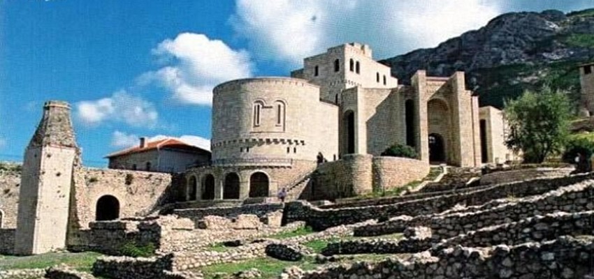 A visiter sans modération le château de Kruje qui abrite le Musée de Scanderbeg, la vielle ville avec son bazar restauré récemment et le Musée d'Ethnographie. © DR A visiter sans modération le château de Kruje qui abrite le Musée de Scanderbeg, la vielle ville avec son bazar restauré récemment et le Musée d'Ethnographie. © DR
