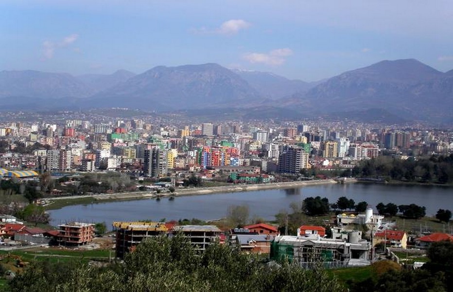 Vue d'ensemble sur la capitale albanaise Tirana qui est également la plus peuplée des villes de l'Albanie. © DR