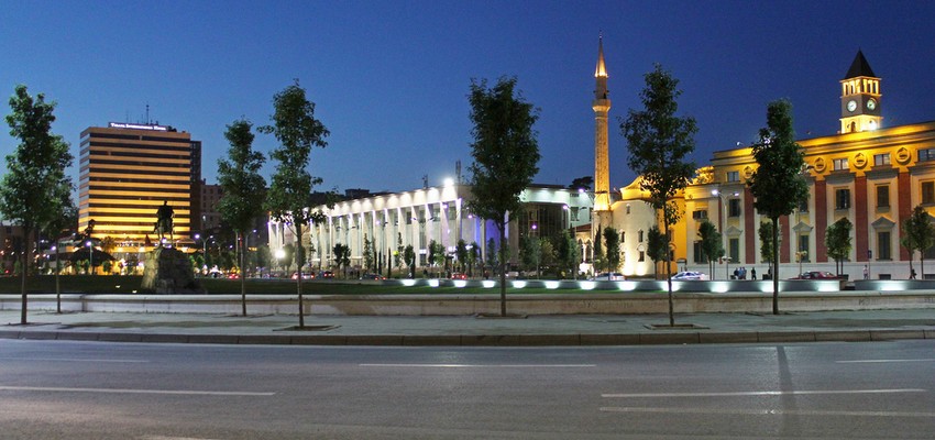 Le Square Skanderbeg la nuit à Tirana (Alabanie)  © DR