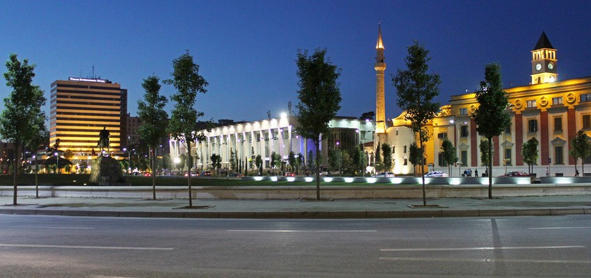 Le Square Skanderbeg la nuit à Tirana (Alabanie) © DR Le Square Skanderbeg la nuit à Tirana (Alabanie) © DR