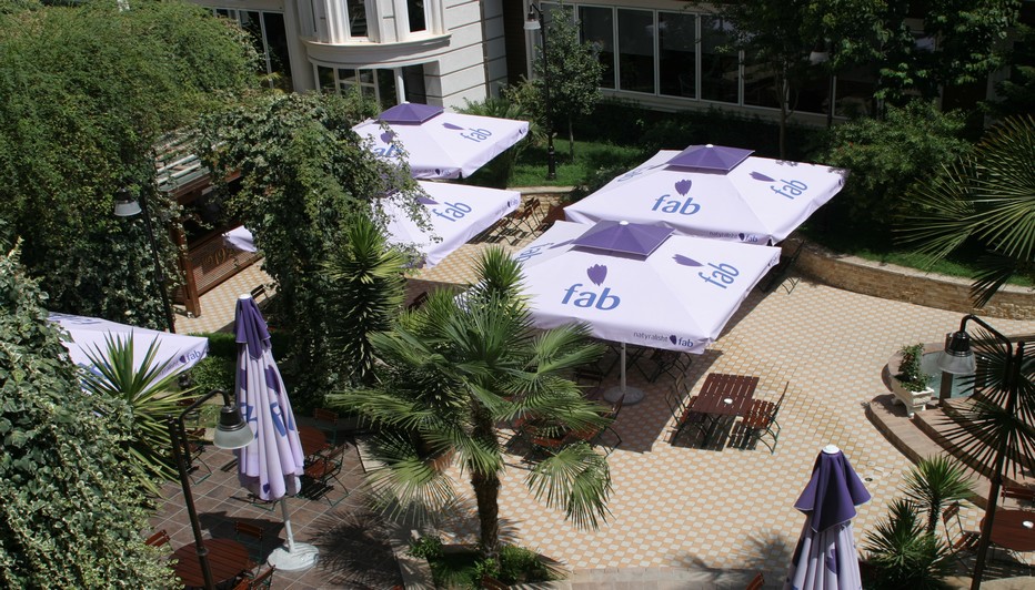 La première image qui s'offre aux riverains du Prestige Hôtel c'est la vue plongeante sur une petite jungle, au cœur de la capitale Albanaise, un jardin dans la ville, une oasis de verdure, qui confère au lieu, l'impression d’un joyau dans son écrin de verdure, abrité des regards indiscrets. © Richard Bayon La première image qui s'offre aux riverains du Prestige Hôtel c'est la vue plongeante sur une petite jungle, au cœur de la capitale Albanaise, un jardin dans la ville, une oasis de verdure, qui confère au lieu, l'impression d’un joyau dans son écrin de verdure, abrité des regards indiscrets. © Richard Bayon