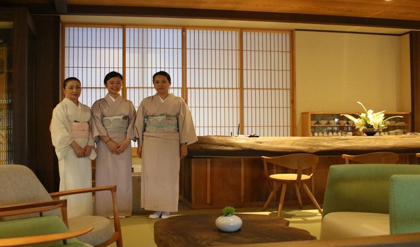 Dans le « Petit dernier » du groupe hôtelier japonais Gora Hanaougi, le ryokan Madoka no Mori, les hôtesses habillées en élégant yukata,  assurent avec le sourire un service haut de gamme.  © Mathis Cros.