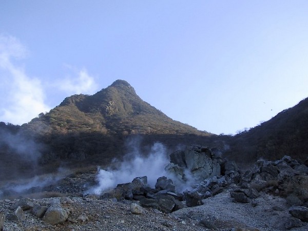 La « Great Boiling Valley » (Owakudani), vallée volcanique créée il y a 3 000 ans, avec ses sources et rivières d’eau chaude sulfureuse.  © DR