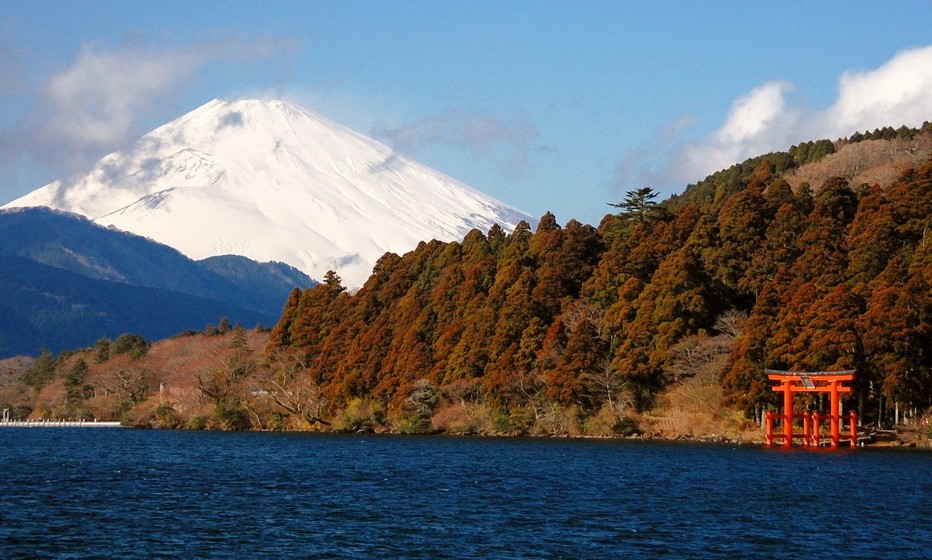 L'Hôtel ryokan Madoka no Mori concilie confort et traditions dans les collines d’Hakone, à 110 kilomètres au sud-ouest de Tokyo, mais il offre également aux vacanciers la visite de lieux magnifiques tel le Mont Fuji. Classé à l’Unesco il est le point culminant du Japon avec 3.776 mètres d'altitude.  © Mathis Cros.