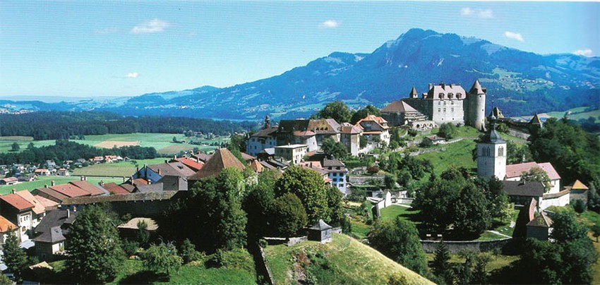 Vue sur la ville médiévale de Gruyères (Suisse) surplombée de son magnifique château.  © DR.