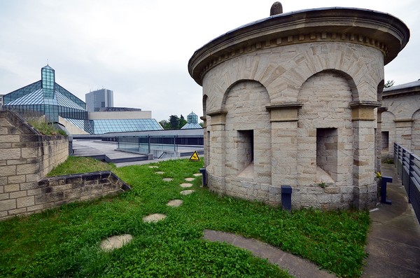 Musée de la forteresse « Dräi Eechelen » et derrière on aperçoit le Musée d’Art Moderne (MUDAM), un lieu étonnant et inondé de lumière, œuvre du sino-américain I.M. Pei. © David Raynal Musée de la forteresse « Dräi Eechelen » et derrière on aperçoit le Musée d’Art Moderne (MUDAM), un lieu étonnant et inondé de lumière, œuvre du sino-américain I.M. Pei. © David Raynal