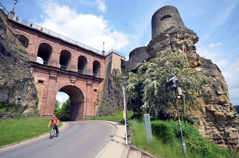 Avec ses 107 000 habitants issus de 150 nationalités différentes, la vieille ville de Luxembourg est inscrite depuis 1994 sur la liste du patrimoine mondial de l’Unesco. (© www.fr.lastminute.com)