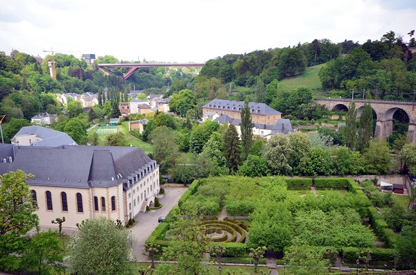 Dans le quartier du Grund, au pied de l’ancienne citadelle de Luxembourg, dans la vallée de l’Alzette, le Musée national d’histoire naturelle propose notamment aux enfants et aux adolescents une approche insolite de l’histoire naturelle, de l’évolution et de la biodiversité. (© David Raynal)