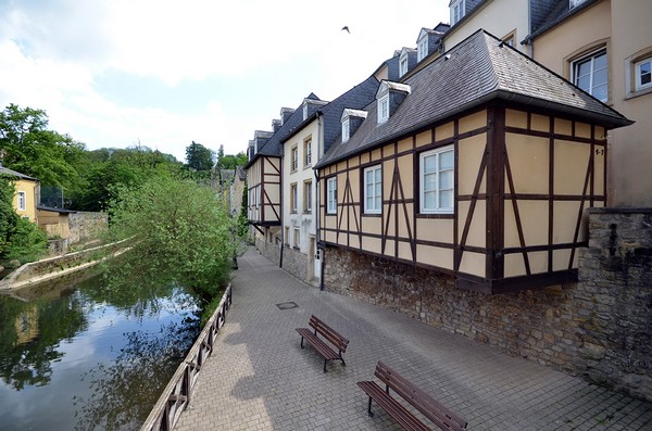 A l’ombre des terrasses ombragées ou dans la chaleur des estaminets, les flâneurs savourent l’excellent vin en provenance de la Moselle luxembourgeoise et dégustent l’une des fameuses  bières locales (brasseries Battin, Diekirch, Simon). (© David Raynal).