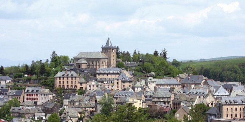 Le très joli village médiéval de Laguiole au coeur de l'Aubrac © DR Le très joli village médiéval de Laguiole au coeur de l'Aubrac © DR