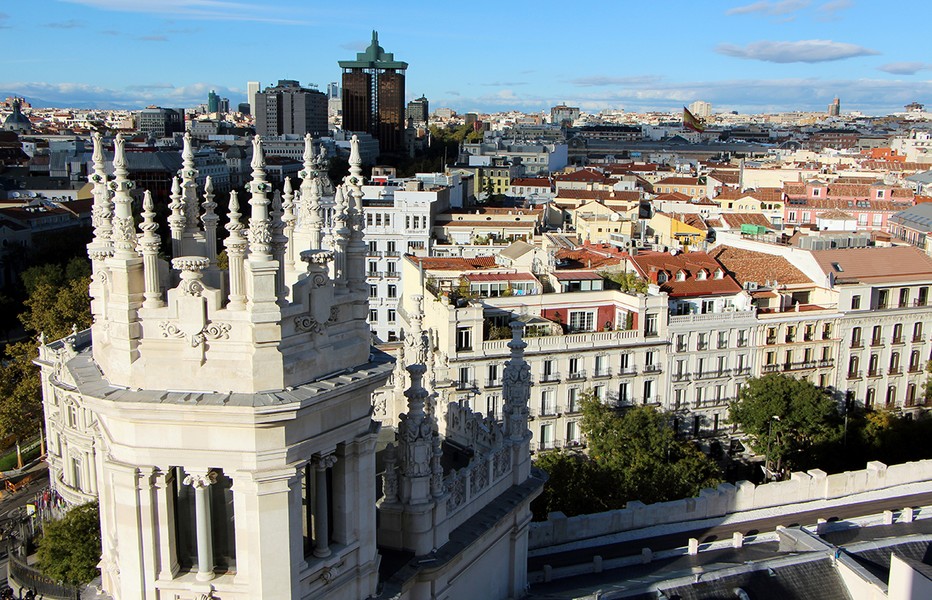 Avec 3,5 millions d’habitants intra-muros et six millions dans la province, Madrid est une ville qui ne dort jamais. En automne les Madrilènes et les touristes profitent des soirées encore doucespour prendre de la hauteur et boire un verre sur les toits-terrasses de la capitale espagnole.