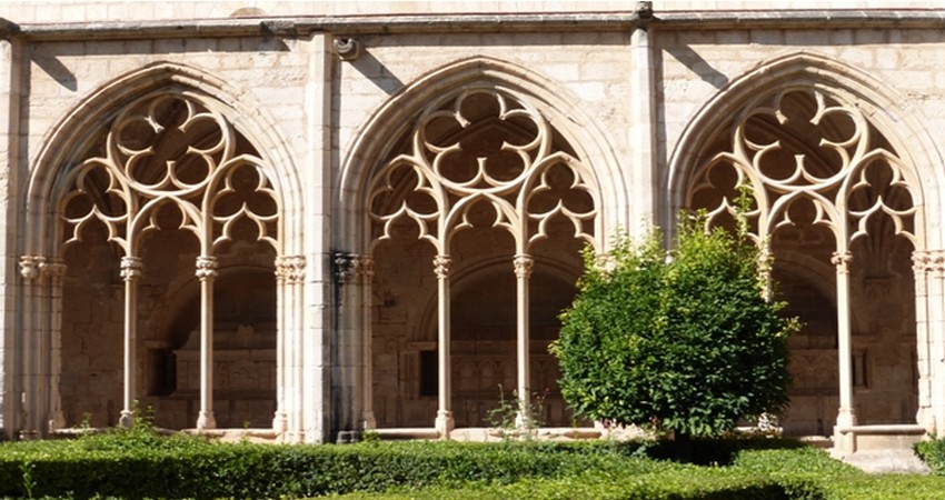 Les Cisterciens font vœu de dépouillement aussi bien dans leurs règles de vie que dans la sobriété de leur architecture. Evolution gothique du cloître de Santa Creus © Catherine Gary Les Cisterciens font vœu de dépouillement aussi bien dans leurs règles de vie que dans la sobriété de leur architecture. Evolution gothique du cloître de Santa Creus © Catherine Gary