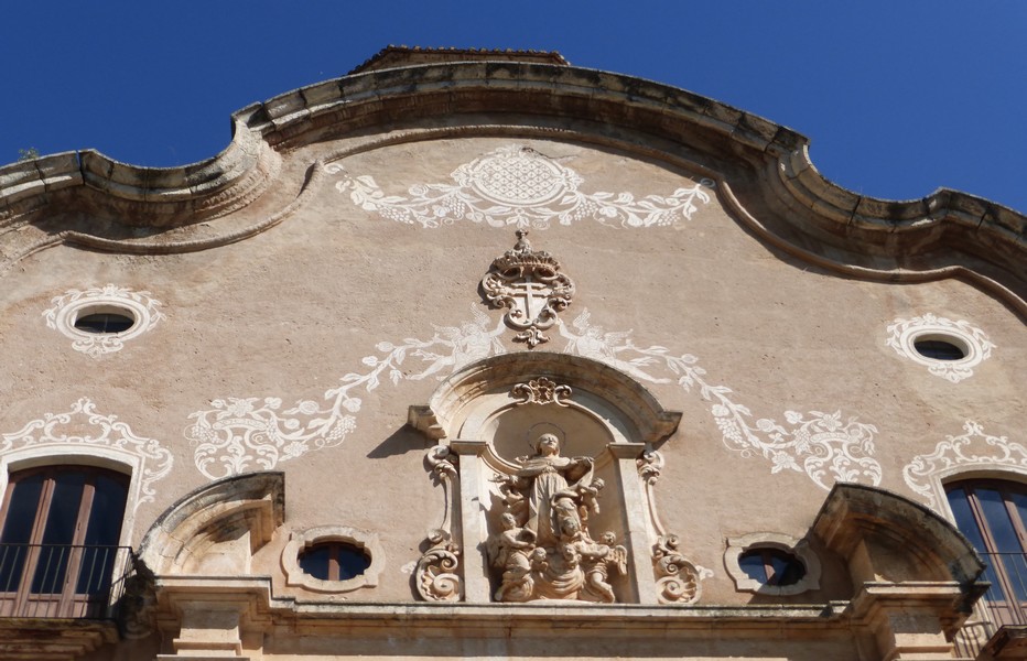 La Route cistercienne de Catalogne, une spiritualité inscrite dans la pierre : Porte baroque de la première enceinte de Santa Creus. © Catherine Gary