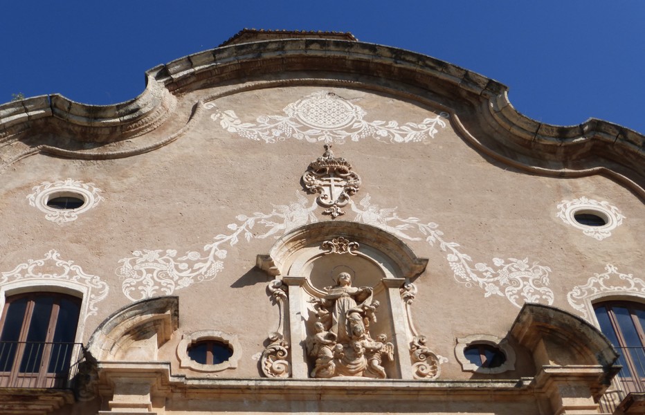 La Route cistercienne de Catalogne, une spiritualité inscrite dans la pierre : Porte baroque de la première enceinte de Santa Creus. © Catherine Gary La Route cistercienne de Catalogne, une spiritualité inscrite dans la pierre : Porte baroque de la première enceinte de Santa Creus. © Catherine Gary