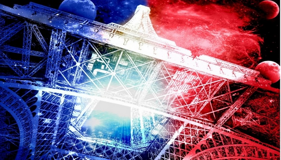 La Tour Eiffel affiche, depuis les attentats, les couleurs du drapeau français. (Copyright Jimmy pour wordpress.com)