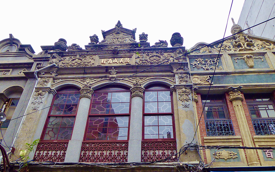 Contrastes entre les façades modernes et celles de l'époque japonaise (1895-1945) dans le quartier Dihua © Catherine Gary Contrastes entre les façades modernes et celles de l'époque japonaise (1895-1945) dans le quartier Dihua © Catherine Gary