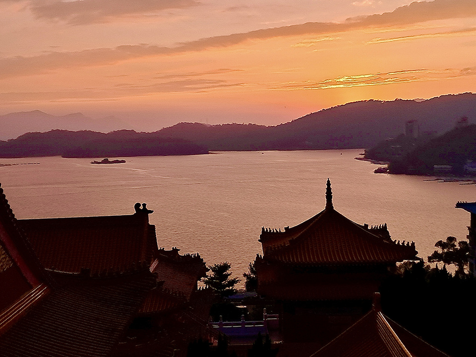 Le temple Wenwu au coucher du soleil sur le le SunMoon lake © Catherine Gary Le temple Wenwu au coucher du soleil sur le le SunMoon lake © Catherine Gary
