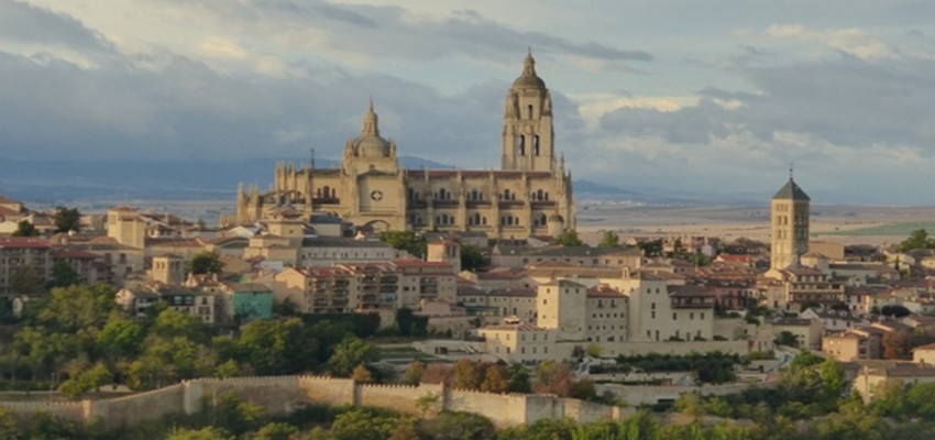 Vue d’ensemble sur Ségovie et sa cathédrale depuis le Parador de Ségovie. © Catherine Gary Vue d’ensemble sur Ségovie et sa cathédrale depuis le Parador de Ségovie. © Catherine Gary