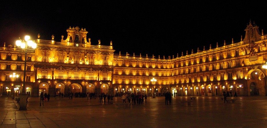 Vue panoramique de nuit sur la Plaza Mayor de Salamanque.  © DR