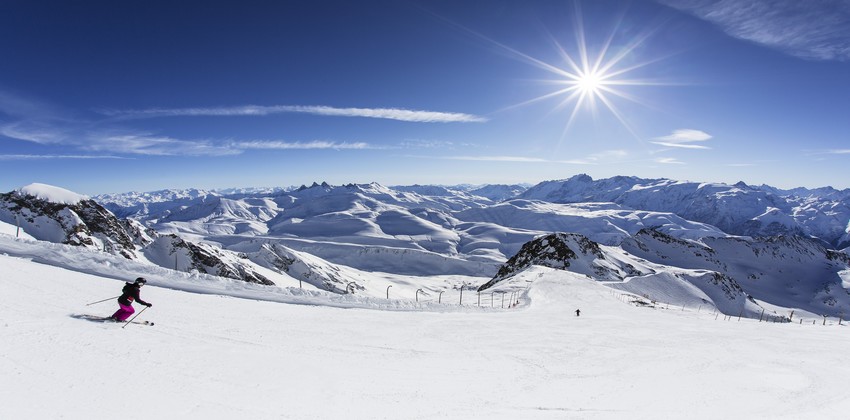C'est au cœur des Alpes, sur le territoire préservé de l'Oisans, un domaine unique et exceptionnel que se trouve la station de ski  l'Alpe d'Huez ;© L.Salino