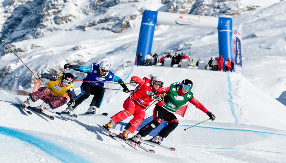 Des chutes de neige qui ont permis l'ouverture anticipée d'une partie du domaine skiable d'Alpe d'Huez grand domaine Ski, et un plaisir pour le millier de skieurs  venus tester en avant-première la qualité de la neige et faire leurs premières traces. © L.Salino Des chutes de neige qui ont permis l'ouverture anticipée d'une partie du domaine skiable d'Alpe d'Huez grand domaine Ski, et un plaisir pour le millier de skieurs  venus tester en avant-première la qualité de la neige et faire leurs premières traces. © L.Salino