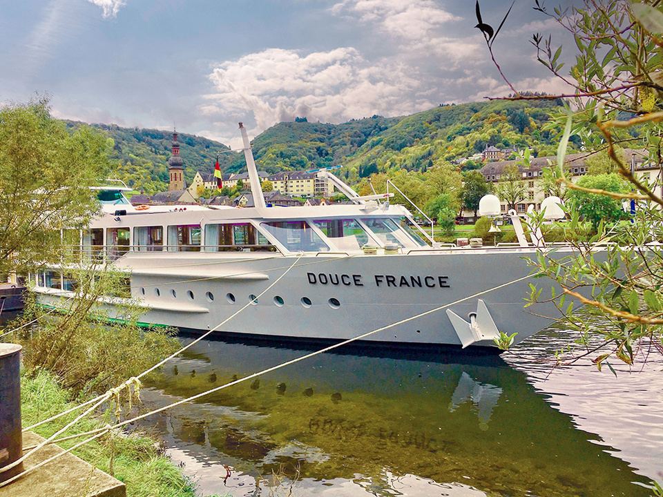 Les paysages se découvrent à bord de péniches de petite capacité, ayant 22 passagers © CroisiEurope. Les paysages se découvrent à bord de péniches de petite capacité, ayant 22 passagers © CroisiEurope.