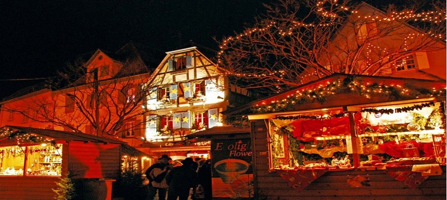 A Obernai , comme dans toute l'Alsace, en décembre, la magie opère dès que la nuit vient dans une profusion de décors, de lumières, de chants et de bretzels... © .O.T. Obernai A Obernai , comme dans toute l'Alsace, en décembre, la magie opère dès que la nuit vient dans une profusion de décors, de lumières, de chants et de bretzels... © .O.T. Obernai