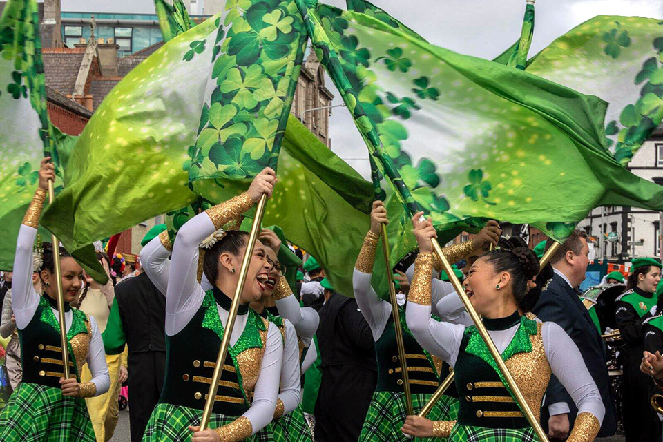 Le premier défilé de la Saint-Patrick n’était pas en Irlande, comme ici à Dublin. Ce sont en fait les grands centres d'immigration irlandaise de Boston (1737) et de New York (1762) qui revendiquent depuis le plus longtemps la tenue du premier défilé de la Saint Patrick © Visitez irlande-tourisme.fr - Découvrez l'Irlande Le premier défilé de la Saint-Patrick n’était pas en Irlande, comme ici à Dublin. Ce sont en fait les grands centres d'immigration irlandaise de Boston (1737) et de New York (1762) qui revendiquent depuis le plus longtemps la tenue du premier défilé de la Saint Patrick © Visitez irlande-tourisme.fr - Découvrez l'Irlande