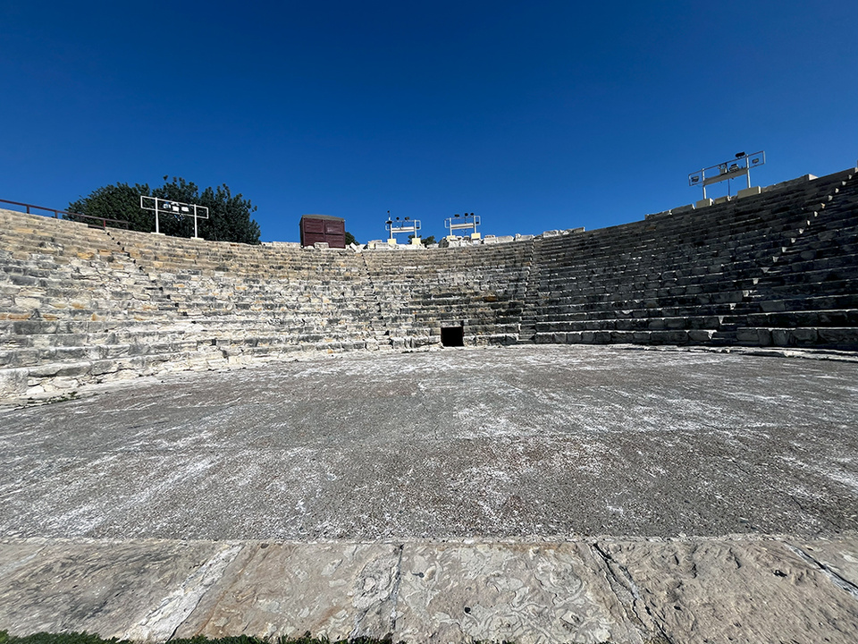 Site archéologique majeur de la côte chypriote, l’ancienne cité-royaume de Kourion se déploie sur une colline dominant la Méditerranée, lle magnifique théâtre gréco-romain en étant la pièce maîtresse  © JLP RBB PRESSE. Site archéologique majeur de la côte chypriote, l’ancienne cité-royaume de Kourion se déploie sur une colline dominant la Méditerranée, lle magnifique théâtre gréco-romain en étant la pièce maîtresse  © JLP RBB PRESSE.