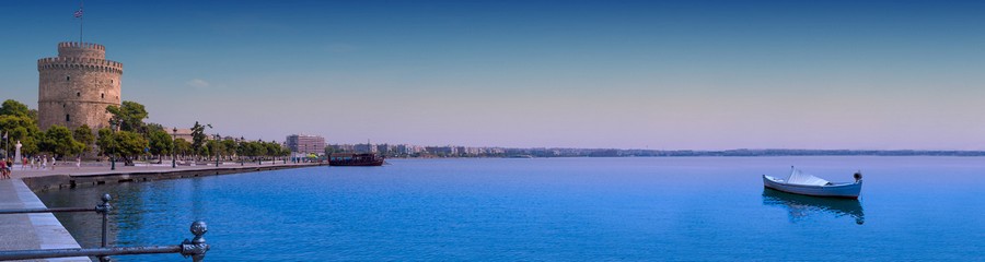 Thessalonique : Son front de mer où s’élève la mythique Tour blanche survivance de l’enceinte d’origine médiévale et franque . © visitgreece.gr.