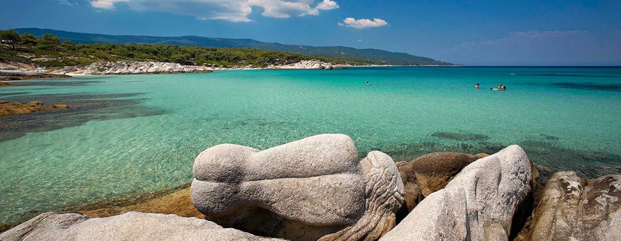 Proche de la capitale du nord de la Grèce, Thessalonique, la Chalcidique, est une péninsule en forme de trident avec une chaîne de montagne en son centre et trois branches, trois presqu’îles, qui s’avancent dans la mer Egée : Kassandra, Sithonia et Agion Oros; © www.visit-halkidiki.gr Proche de la capitale du nord de la Grèce, Thessalonique, la Chalcidique, est une péninsule en forme de trident avec une chaîne de montagne en son centre et trois branches, trois presqu’îles, qui s’avancent dans la mer Egée : Kassandra, Sithonia et Agion Oros; © www.visit-halkidiki.gr