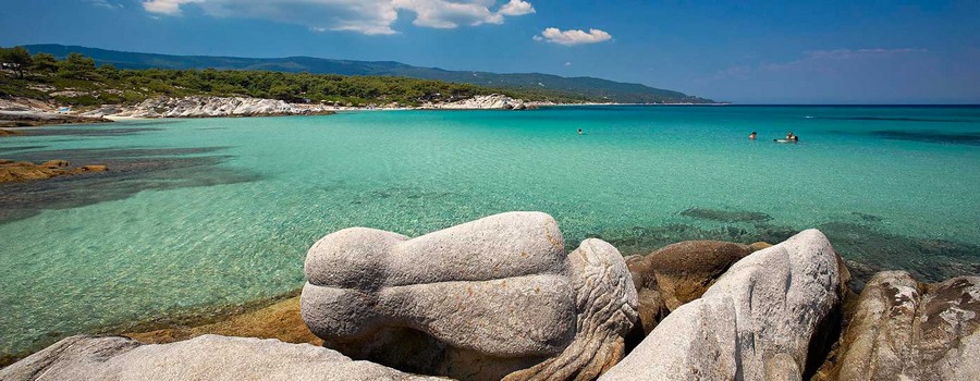 Proche de la capitale du nord de la Grèce, Thessalonique, la Chalcidique, est une péninsule en forme de trident avec une chaîne de montagne en son centre et trois branches, trois presqu’îles, qui s’avancent dans la mer Egée : Kassandra, Sithonia et Agion Oros; © www.visit-halkidiki.gr