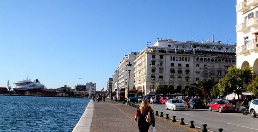 Rue Nikis, promenade le long de la mer © André Degon