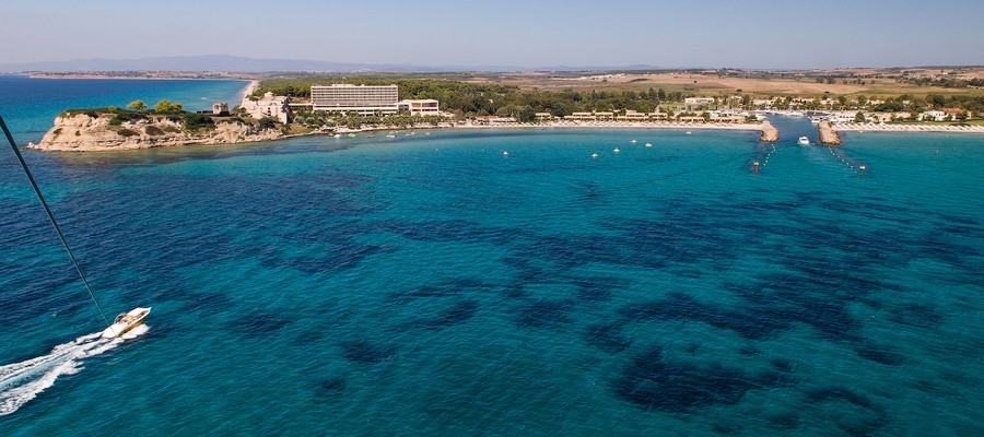 Le Sani Resort situé au nord de la presqu’île de Kassandra. Ce complexe balnéaire, situé face au mont Olympe, comprend quatre hôtels 5 étoiles construits au bord de sept kilomètres de plage face à une mer d’une transparence incroyable. La construction de ce resort fut une véritable aventure, celle d’Anastasios Andreadis et des frères Zisiadis. © DR Le Sani Resort situé au nord de la presqu’île de Kassandra. Ce complexe balnéaire, situé face au mont Olympe, comprend quatre hôtels 5 étoiles construits au bord de sept kilomètres de plage face à une mer d’une transparence incroyable. La construction de ce resort fut une véritable aventure, celle d’Anastasios Andreadis et des frères Zisiadis. © DR