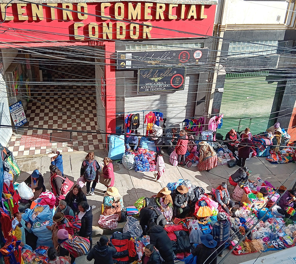 Avenue Illmapu : une rue « commerciale » © Claude Vautrin. Avenue Illmapu : une rue « commerciale » © Claude Vautrin.