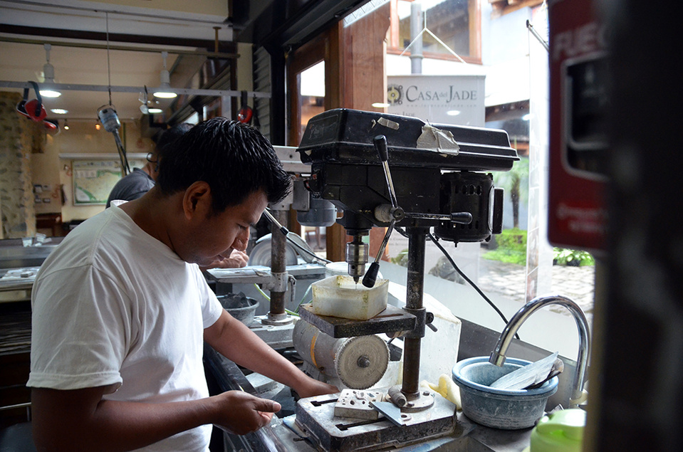 Sur la base des recherches archéologiques, il a été possible de déterminer l’éventail des techniques utilisées par les Mayas pour façonner la pierre émeraude © David Raynal. Sur la base des recherches archéologiques, il a été possible de déterminer l’éventail des techniques utilisées par les Mayas pour façonner la pierre émeraude © David Raynal.
