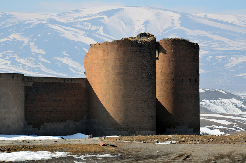 Les ruines les plus importantes d'Ani sont les murs entourant l'ancienne ville et la cathédrale, la mosquée, le caravansérail et le pont intacts. Les vestiges d'un "ateşgede" (temple du feu) Zoroastrien sont également visibles à Ani @ David Raynal. Les ruines les plus importantes d'Ani sont les murs entourant l'ancienne ville et la cathédrale, la mosquée, le caravansérail et le pont intacts. Les vestiges d'un "ateşgede" (temple du feu) Zoroastrien sont également visibles à Ani @ David Raynal.