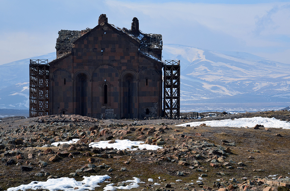 La cathédrale dédiée à la Sainte-Mère-de-Dieu était un lieu sacré entre tous, car sous ses voutes étaient couronnés les rois d’Arménie @ David Raynal. La cathédrale dédiée à la Sainte-Mère-de-Dieu était un lieu sacré entre tous, car sous ses voutes étaient couronnés les rois d’Arménie @ David Raynal.
