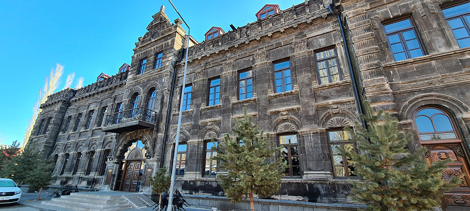 Le bâtiment historique d'influence russe a été transformé en hôtel en 2011 @ David Raynal. Le bâtiment historique d'influence russe a été transformé en hôtel en 2011 @ David Raynal.