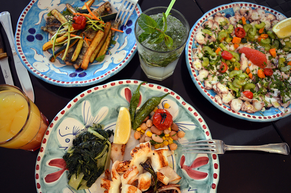 Parmi les musts citons en entrée l’Aubergine à la parmigiana, l’Émincé de fenouil frais, coriandre et copeaux de parmesan © Le Waknine par Charlie Caillard. Parmi les musts citons en entrée l’Aubergine à la parmigiana, l’Émincé de fenouil frais, coriandre et copeaux de parmesan © Le Waknine par Charlie Caillard.