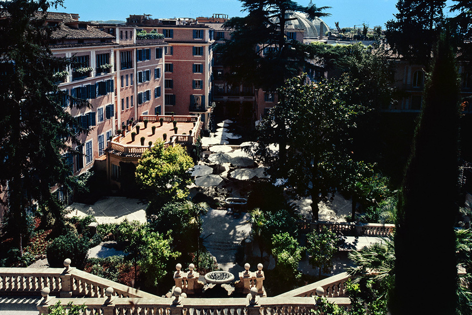 Créé par Giuseppe Valadier au 19ème siècle et restauré en 2020 par l’architecte Pietro Paolo Lataneo, le jardin se décline en différentes ambiances néo-classiques © Rocco Forte Hôtels - Jardin de Russie. Créé par Giuseppe Valadier au 19ème siècle et restauré en 2020 par l’architecte Pietro Paolo Lataneo, le jardin se décline en différentes ambiances néo-classiques © Rocco Forte Hôtels - Jardin de Russie.