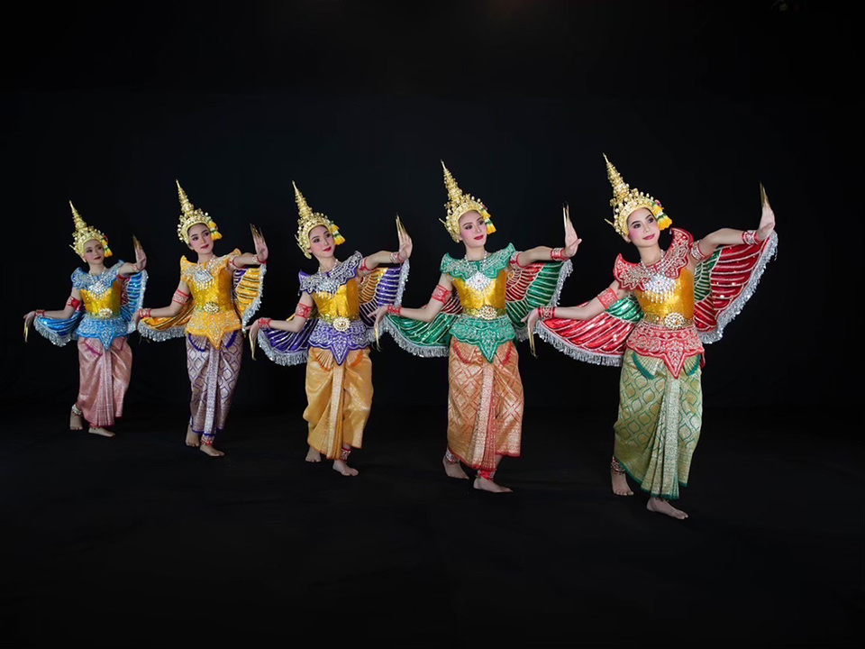 Danses du Bunditpatanasilpa. En avril 2024 l'Essonne accueillit le grand festival Songkhan à l’occasion du Nouvel An bouddhiste thaï © OT Thaïlande. Danses du Bunditpatanasilpa. En avril 2024 l'Essonne accueillit le grand festival Songkhan à l’occasion du Nouvel An bouddhiste thaï © OT Thaïlande.