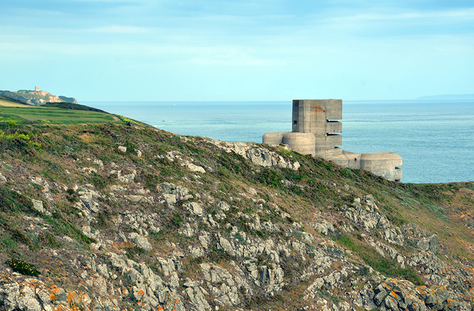 La tour d’observation navale de cinq étages utilisée par les Allemands entre 1942 et 1945 à la pointe de Pleinmont @ David Raynal. La tour d’observation navale de cinq étages utilisée par les Allemands entre 1942 et 1945 à la pointe de Pleinmont @ David Raynal.