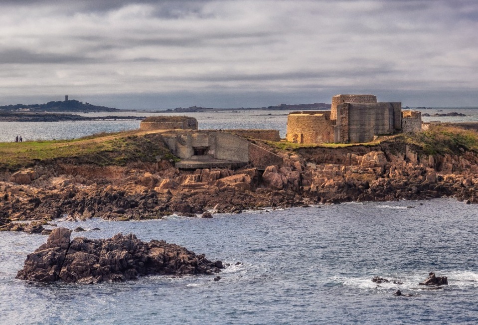 Situé sur la côte ouest de l’île, le fort Hommet abrite plusieurs bunkers, dont un qui a été restauré pour présenter un canon automatique de mortier M19. La vue imprenable sur la baie et les fortifications environnantes donne un aperçu de la manière dont l’artillerie allemande surveillait la mer.@ Visitguernsey. Situé sur la côte ouest de l’île, le fort Hommet abrite plusieurs bunkers, dont un qui a été restauré pour présenter un canon automatique de mortier M19. La vue imprenable sur la baie et les fortifications environnantes donne un aperçu de la manière dont l’artillerie allemande surveillait la mer.@ Visitguernsey.